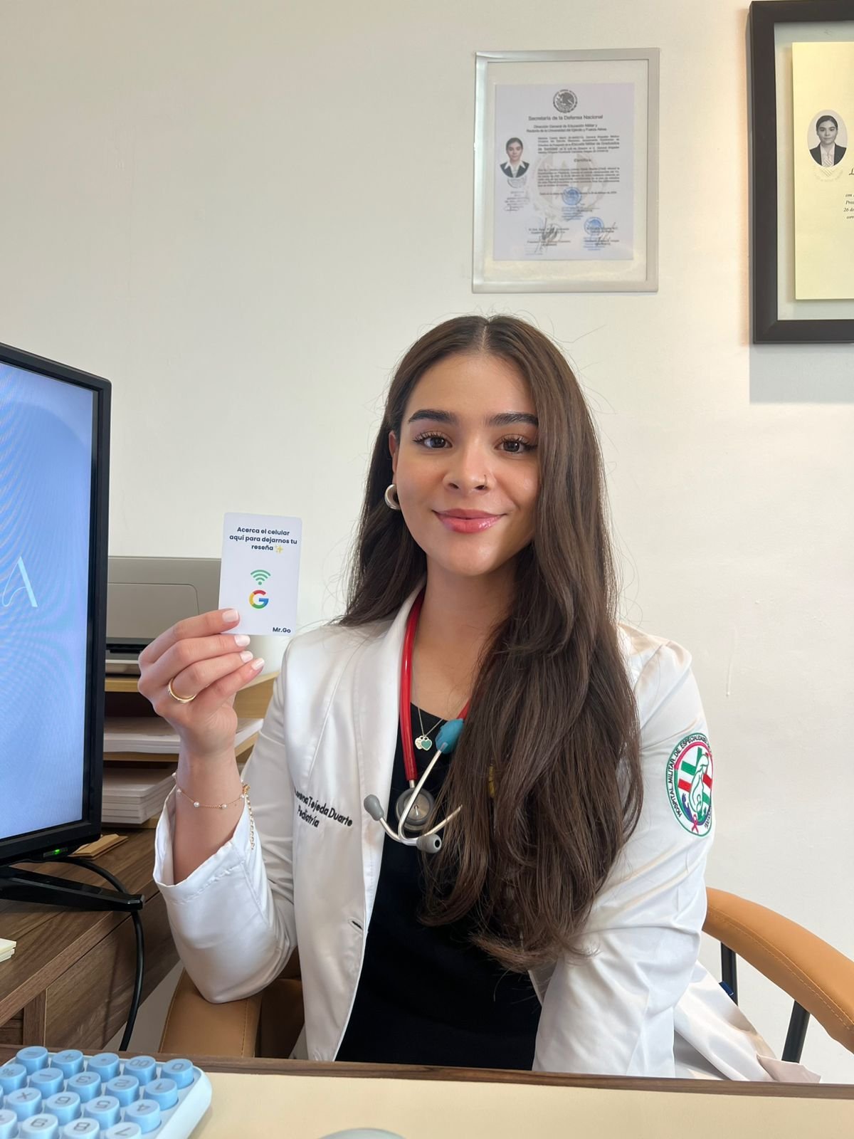 Cliente usando tarjeta NFC